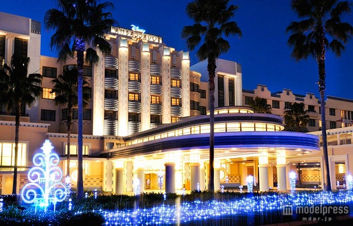 ディズニーアンバサダーホテルのクリスマスデコレーションのイメージ（C）Disney【モデルプレス】