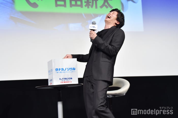 古田新太の発言に仰け反って爆笑する田中圭(C)モデルプレス