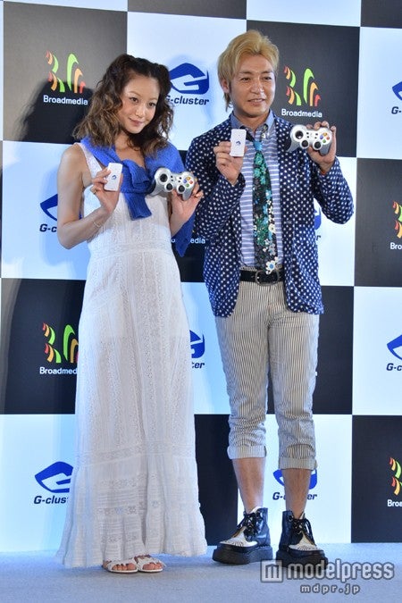 西山茉希（左）とつるの剛士（右）