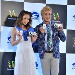 西山茉希(左)とつるの剛士(右)