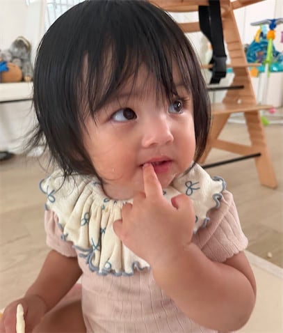 アレクサンダー、次女・グーちゃんの“手掴み女王”姿にデレデレ「本当可愛いわ」