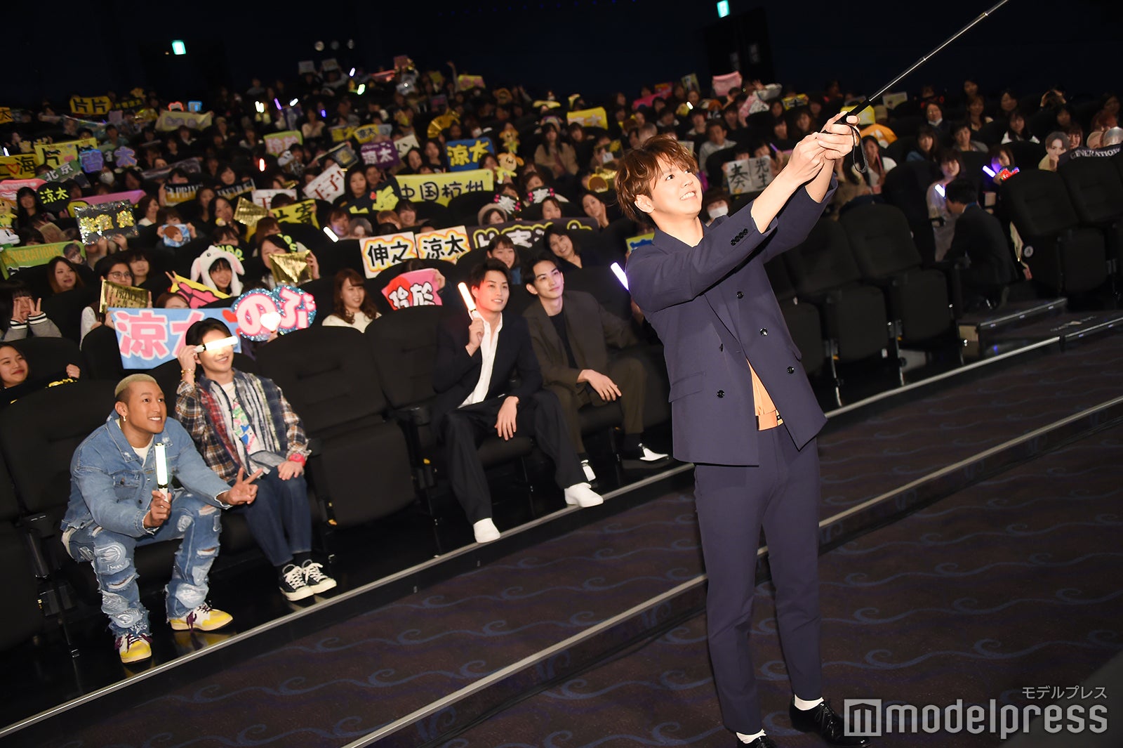 記念撮影の様子 （C）モデルプレス