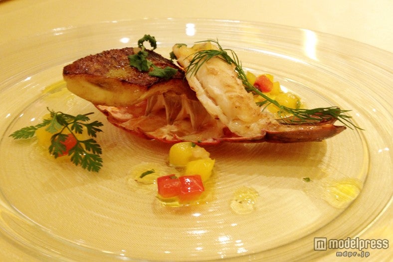 オマール海老のソテーとバナナのローストバニラ風味　マンゴサルサソース