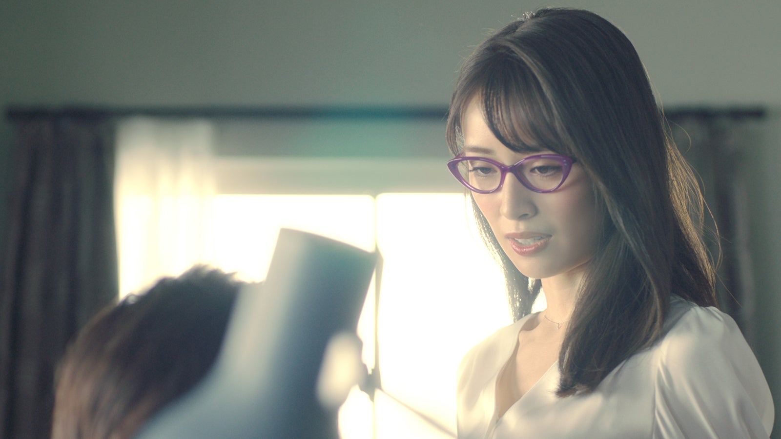 泉里香／「家庭教師」篇より（提供写真）