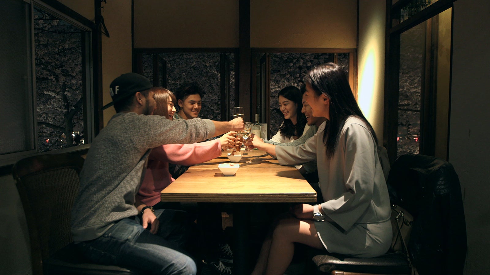 全員で乾杯『TERRACE HOUSE BOYS ＆ GIRLS IN THE CITY』29th WEEK（C）フジテレビ／イースト・エンタテインメント