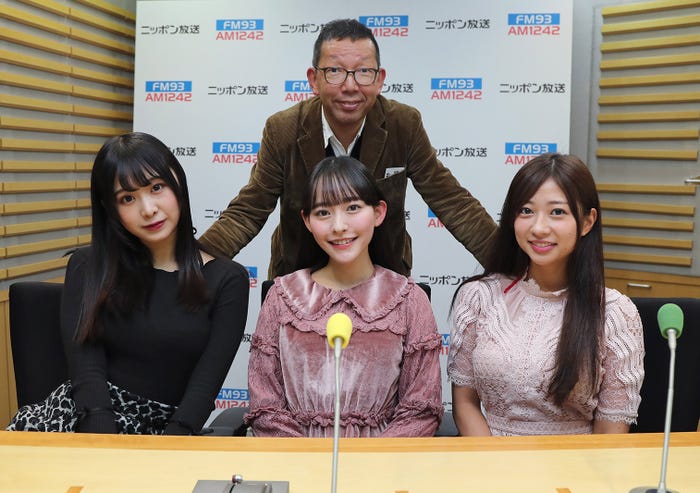 (後方)松本秀夫、(前列左から)真島なおみ、高崎かなみ、大貫彩香(写真提供:産経新聞社)