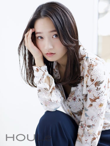 くせ毛を活かしたセミロングヘアで大人お洒落が叶う 毎日のセットが楽チンに モデルプレス くせ毛を活かしたセミロングヘアで大人お洒落が叶う 毎日のセットが楽チンに モデルプレス