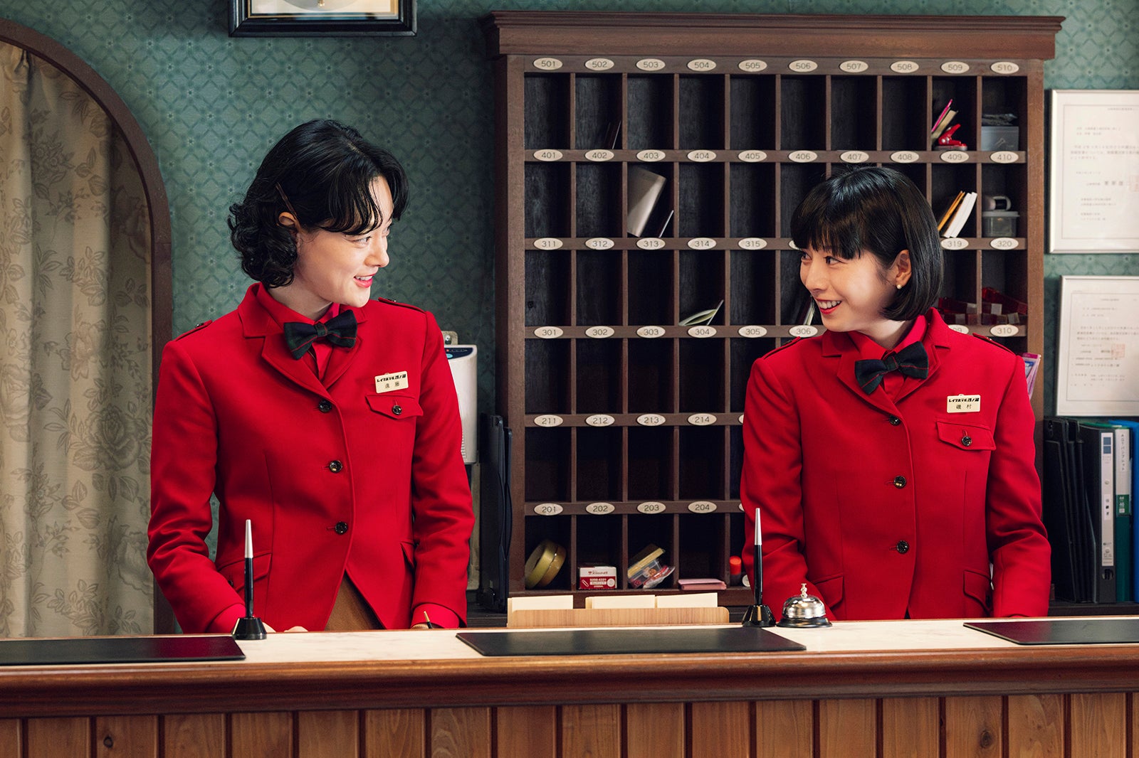 市川実日子、夏帆「ホットスポット」第2話（C）日本テレビ