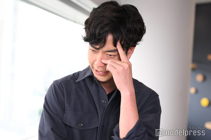 「物理化学者っぽいポーズ」というリクエストに応じてくれた櫛田創(C)モデルプレス