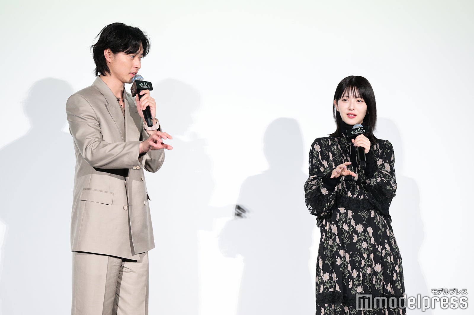 山崎賢人、浜辺美波（C）モデルプレス