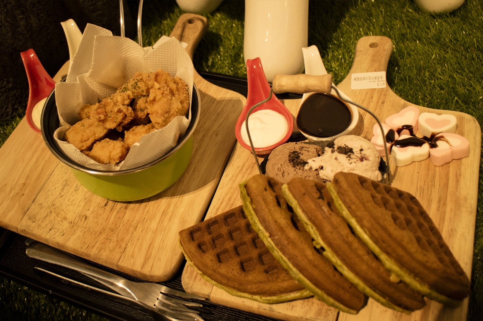 アイスチョコ抹茶ワッフル169TWD、唐揚げ99TWD／画像提供：所属事務所