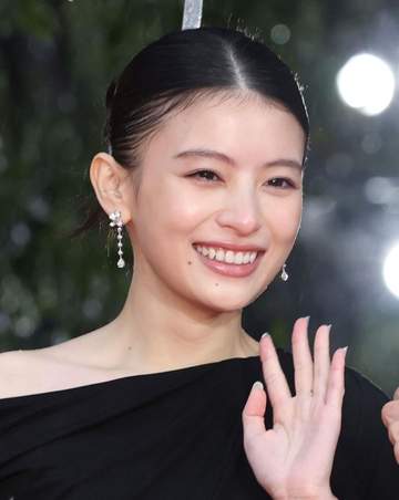 えっ、出口夏希、凄いドレスで映画祭 横から見たら、ない！トップスふわっ、引き締まりまくってる
