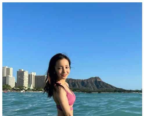板野友美、美バスト&ヒップ際立つビキニ姿披露「圧巻スタイル」「出産前と体型変わらないのすごい」と絶賛の声