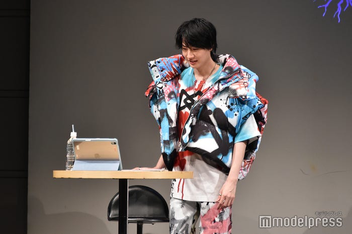 配信のコメントを読む桜田通(C)モデルプレス