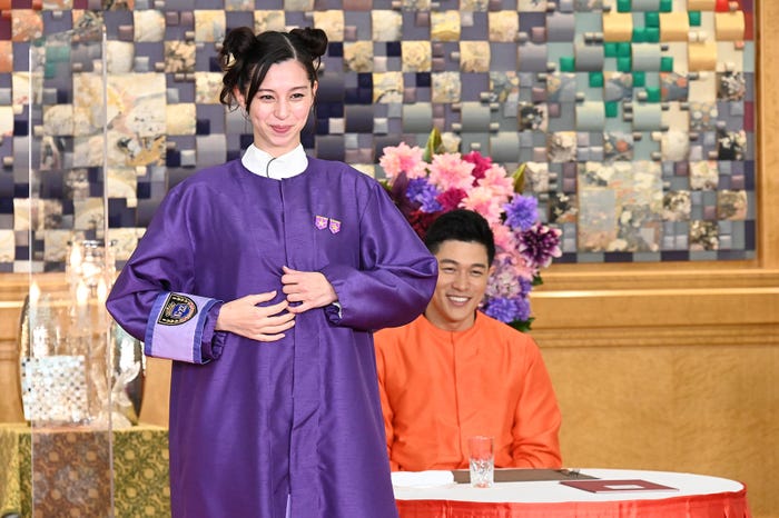 中条あやみ、鈴木亮平(C)日本テレビ