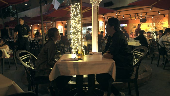 第13話 エビアンと侑哉 クリスマスデートでの食事&プレゼント交換のシーン(C)フジテレビ/イースト・エンタテインメント