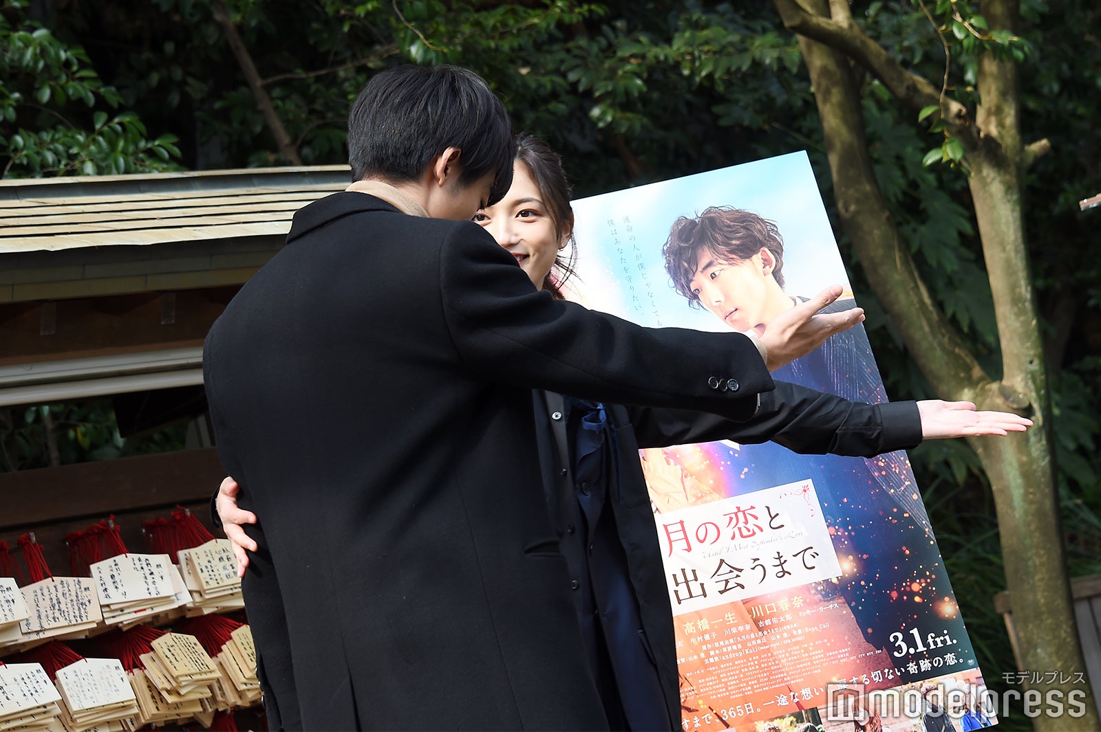 去り際、先を譲り合う高橋一生＆川口春奈 （C）モデルプレス