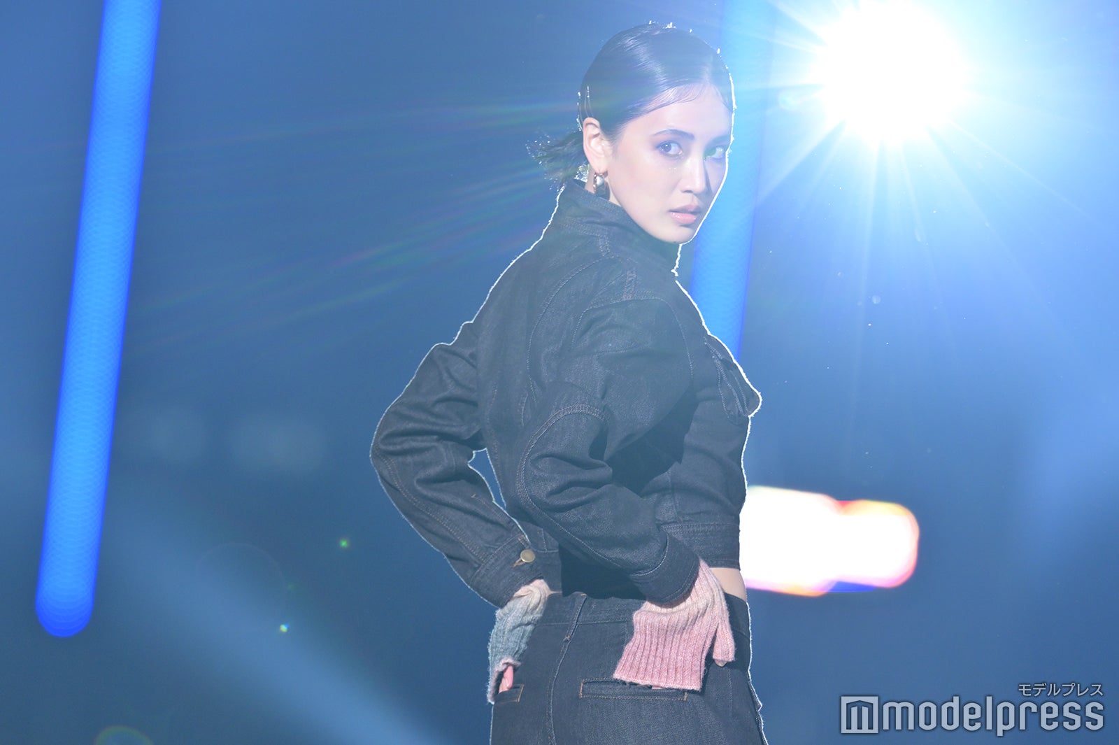 藤井夏恋、美ウエスト堂々披露 ダークな魅力際立つ＜TGC 2022 A／W＞