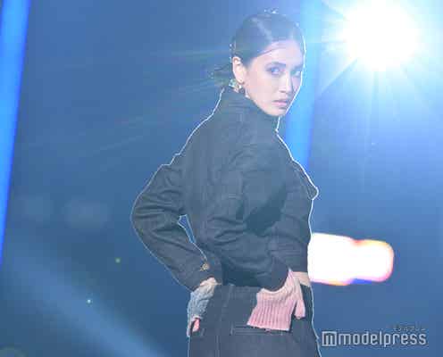 藤井夏恋、美ウエスト堂々披露 ダークな魅力際立つ<TGC 2022 A/W>