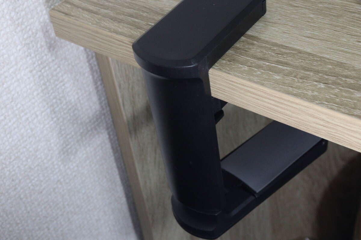 机下収納ヘッドホンホルダーブラック　使用例