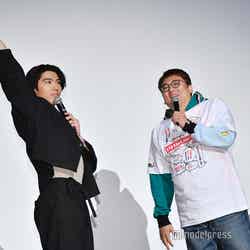 福田雄一監督（右）が映画化決定を発表した瞬間、ガッツポーズを決める賀来賢人（左）（C）モデルプレス