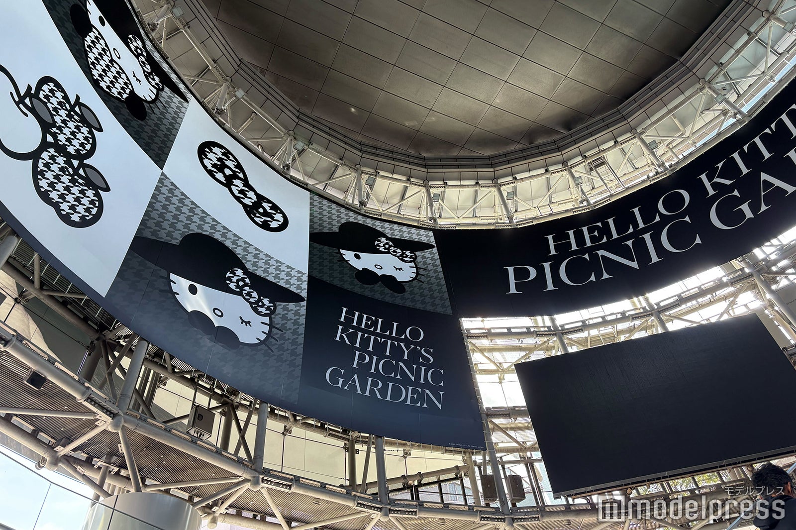 日比谷線六本木駅から六本木ヒルズへのエスカレーター天井には大きなポスター（C）モデルプレス