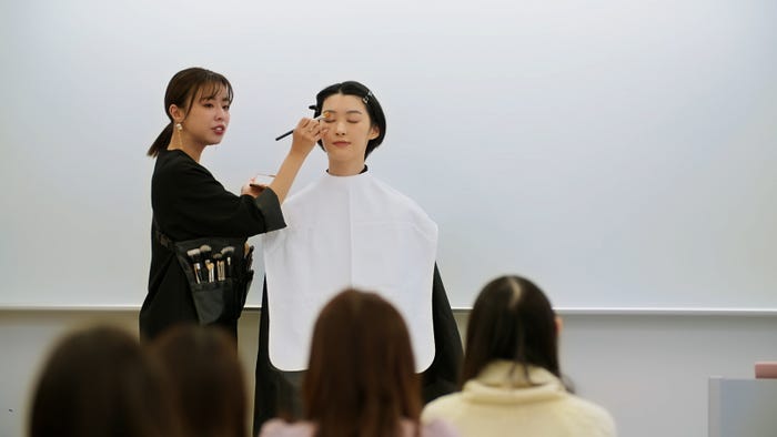 メイク講師として講義をする竹下理恵「バチェラー・ジャパン」シーズン5エピソード7(C)2023 Warner Bros. International Television Production Limited