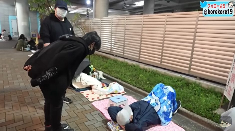 コレコレが害悪団体・チームアーリーを撮影!開園待ちで路上生活?暴言も!