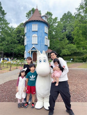 川崎希、家族5人でムーミンパークを満喫「かわいいキャラたちに癒された〜」