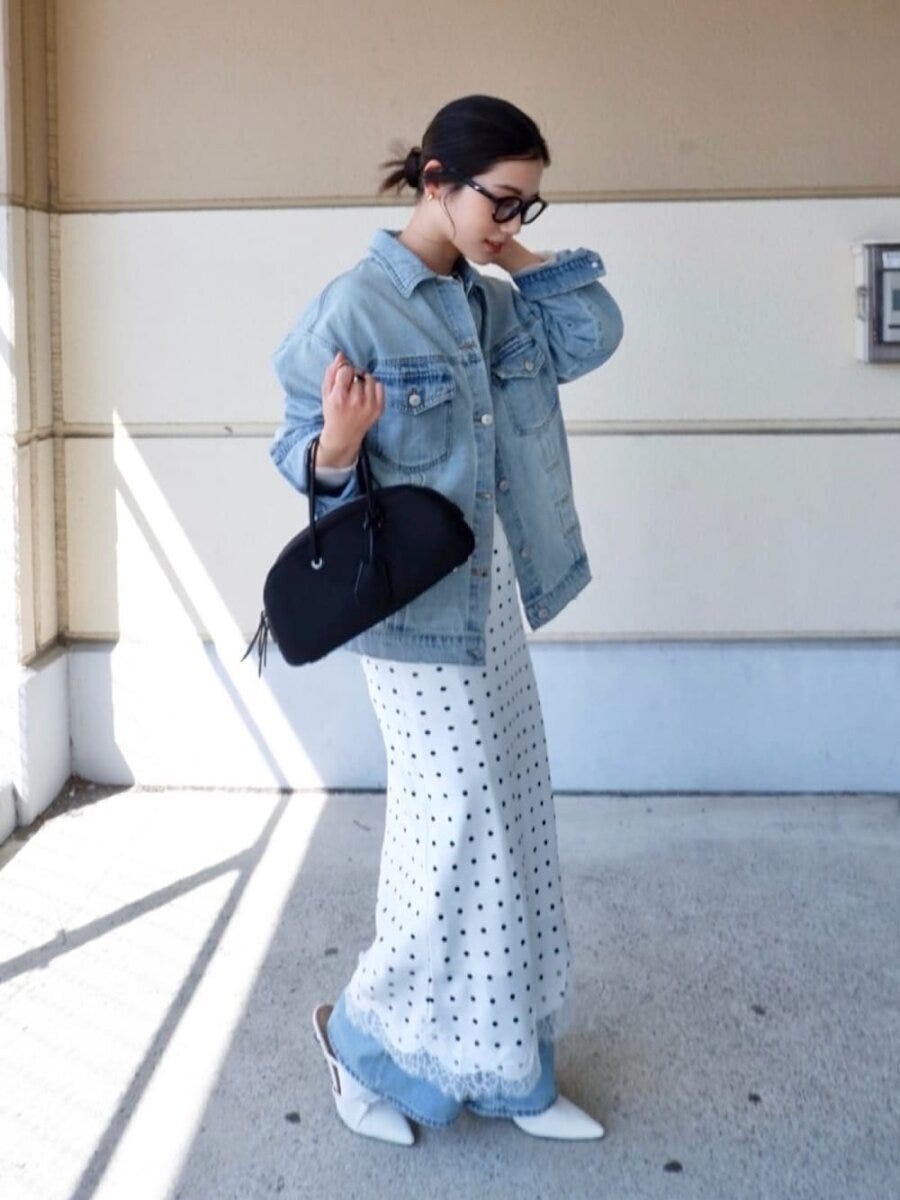 デニムジャケットコーデ 2026春大人女性おすすめ白スカートデニムジャケットコーデ