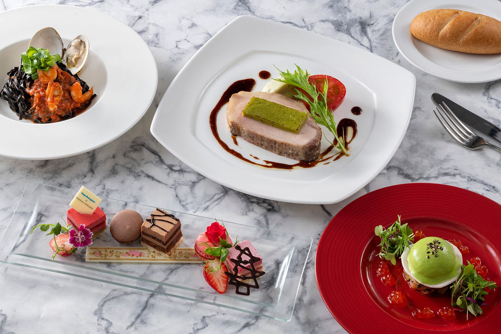 スペシャルコース4,200円（提供店舗：イーストサイド・カフェ）（C）Disney