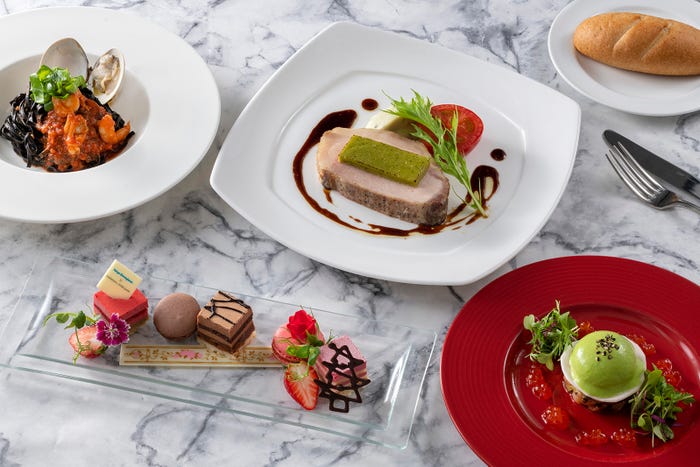 スペシャルコース4,200円(提供店舗:イーストサイド・カフェ)(C)Disney