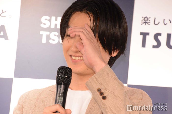 恥ずかしそうに顔を隠す金子大地(C)モデルプレス