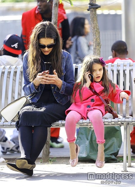 足が地面から浮いているところは子どもらしいですが、ただよう雰囲気にはなかなかの迫力が！Photo：Splash/アフロ