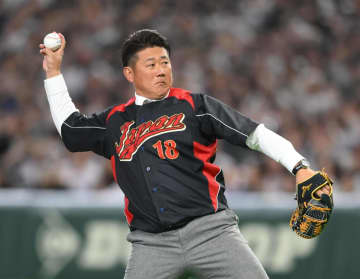 松坂大輔氏が「天覧試合」で始球式 侍ユニで登場、場内沸く 捕手役は横浜高校の後輩 近藤も近寄り挨拶