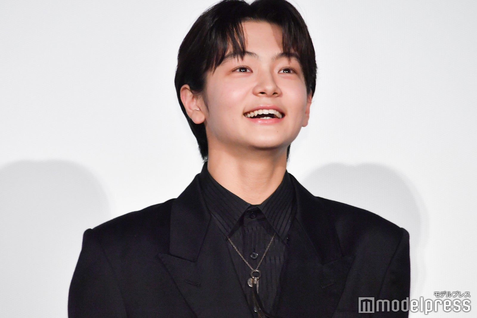 観客を見渡す齋藤潤（C）モデルプレス