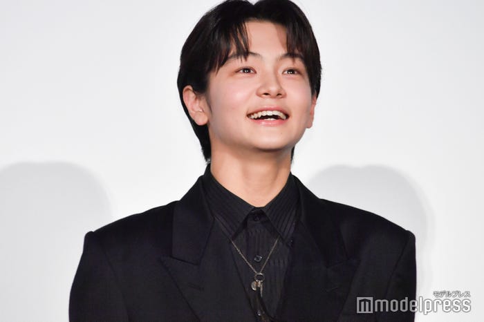 観客を見渡す齋藤潤(C)モデルプレス