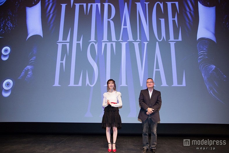 島崎遥香、中田秀夫監督（C）2015『劇場霊』製作委員会