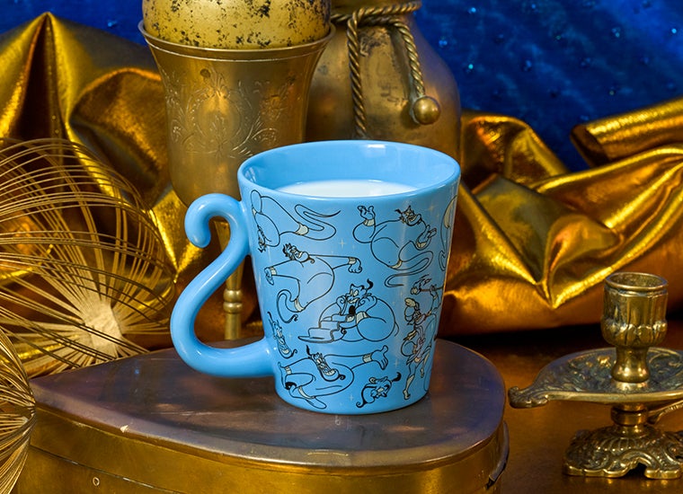 ホットミルク税込690円（C）Disney