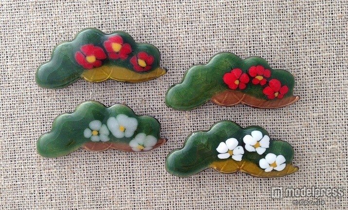 七宝焼で作った松と梅のブローチ