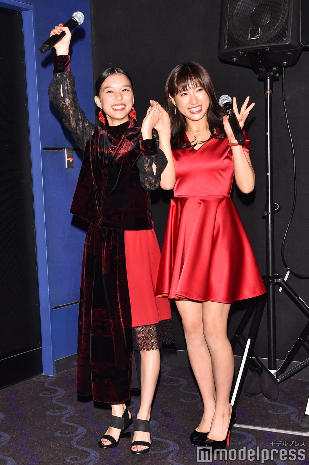 芳根京子、土屋太鳳、仲良く手をつないで降壇 （C）モデルプレス