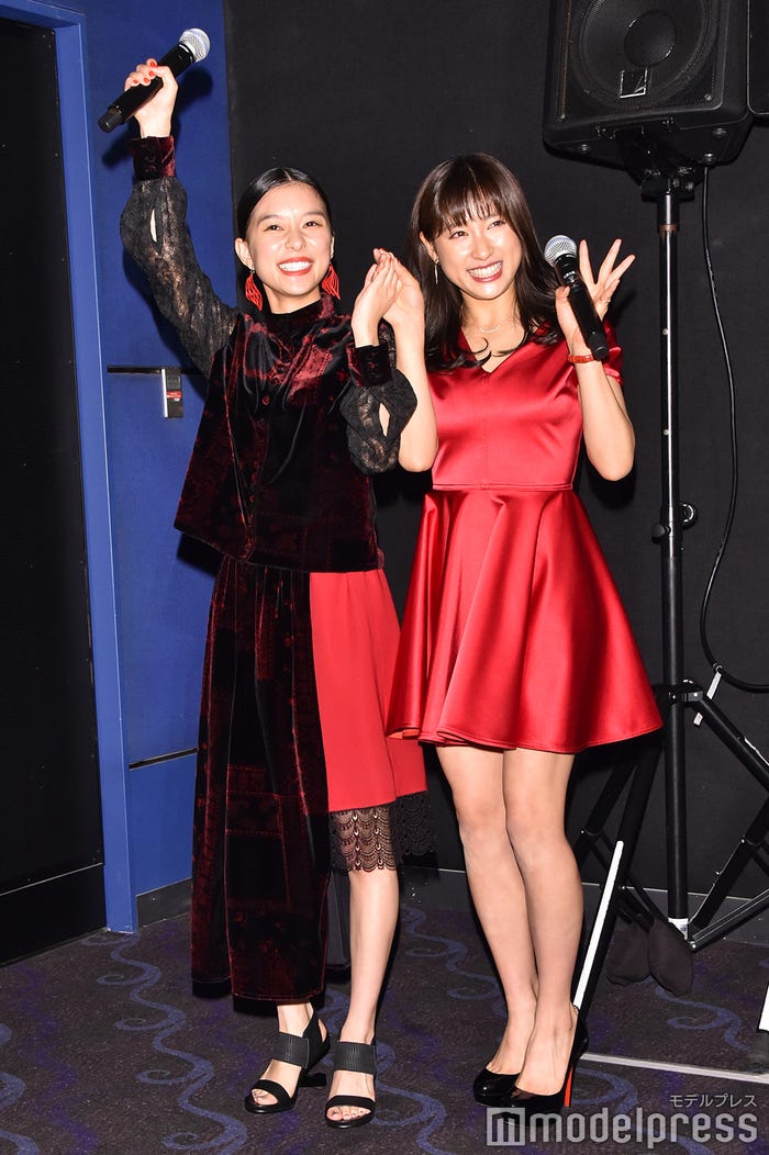 芳根京子、土屋太鳳、仲良く手をつないで降壇 (C)モデルプレス