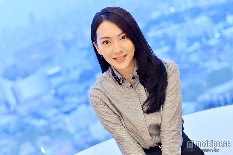 モデルプレスのインタビューに応じた知英／ヘアーメイク：室岡洋希（ThreePeace）／スタイリスト：東野邦子／【衣装】ビジューシャツ：「ルシェルブルーカスタマーサービス」／ハイウエストパンツ：「スタニングルアー 青山店」／ポインテッドパンプス：「スティーブ・マデン（ジー・アール・アイジャパン株式会社）」／Vリング、ダイヤリング、リング、ピアス：全て「AHKAH／AHKAH 神南本店」