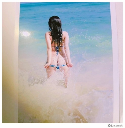 天木じゅん、マシュマロヒップ“丸出し”に…驚きのビキニショットにファン釘付け