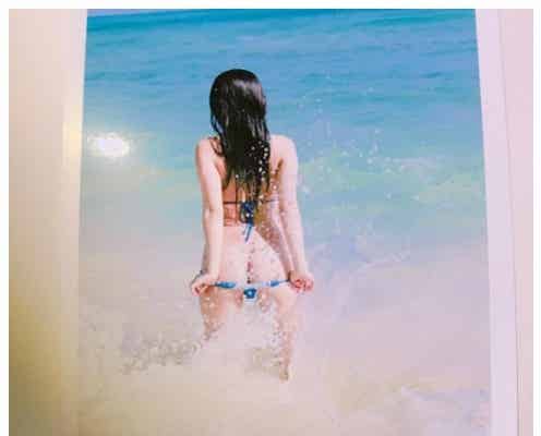 天木じゅん、マシュマロヒップ“丸出し”に…驚きのビキニショットにファン釘付け