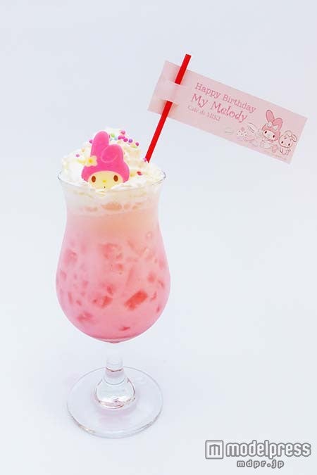「マイメロディのいちごミルククリームソーダ」702円（税込）／画像提供：グレート
