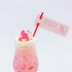 「マイメロディのいちごミルククリームソーダ」702円（税込）／画像提供：グレート