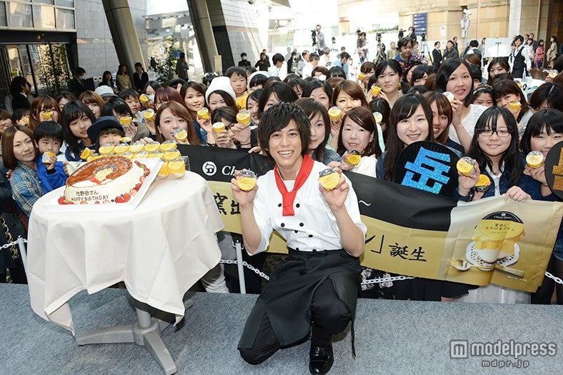 100人のファンに囲まれて笑顔の佐野岳