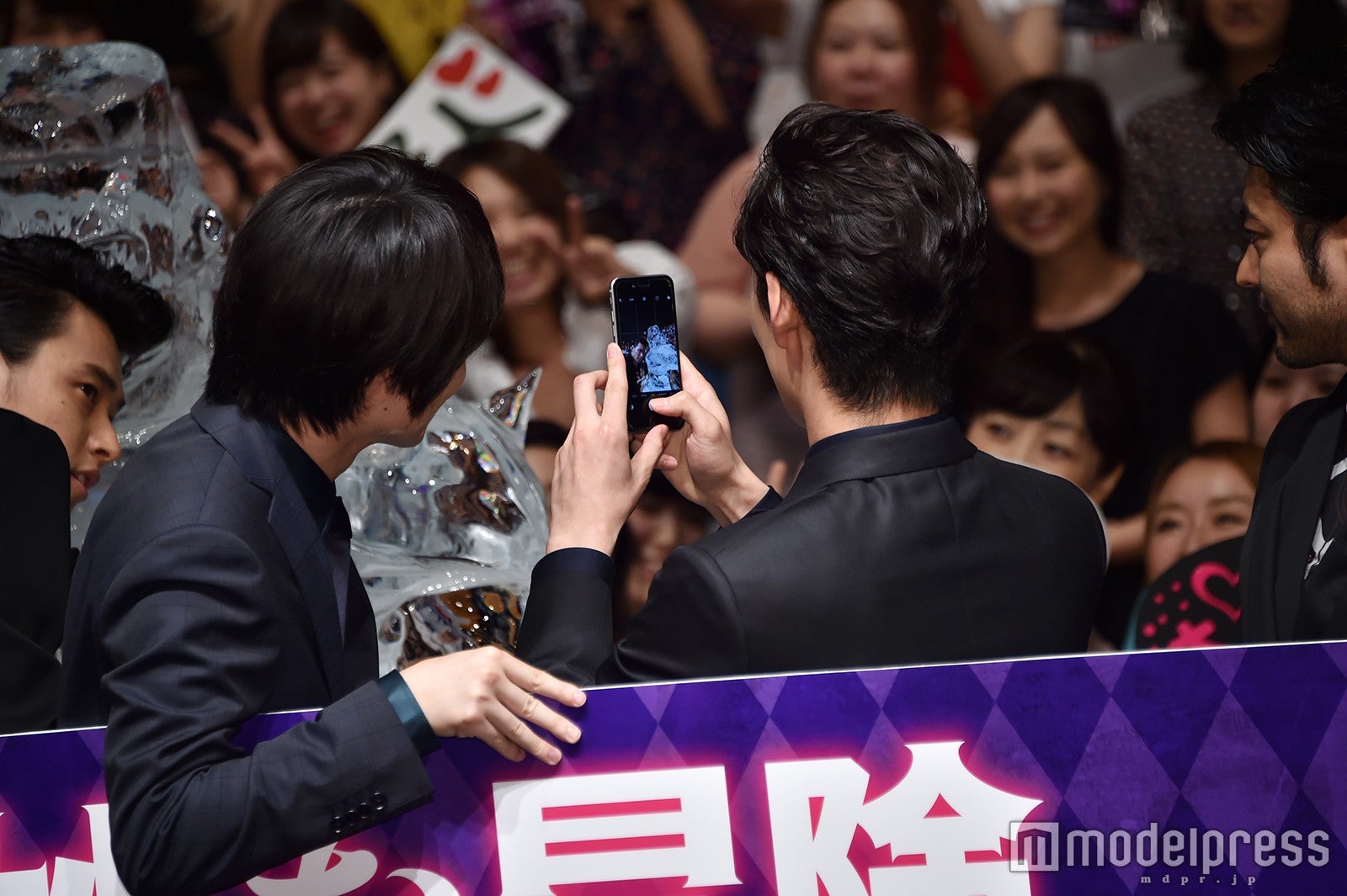 記念撮影を楽しむ岡田将生 （C）モデルプレス