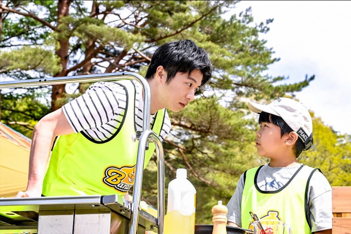 田中圭、鈴木楽/「持続可能な恋ですか?~父と娘の結婚行進曲~」第6話より(C)TBS